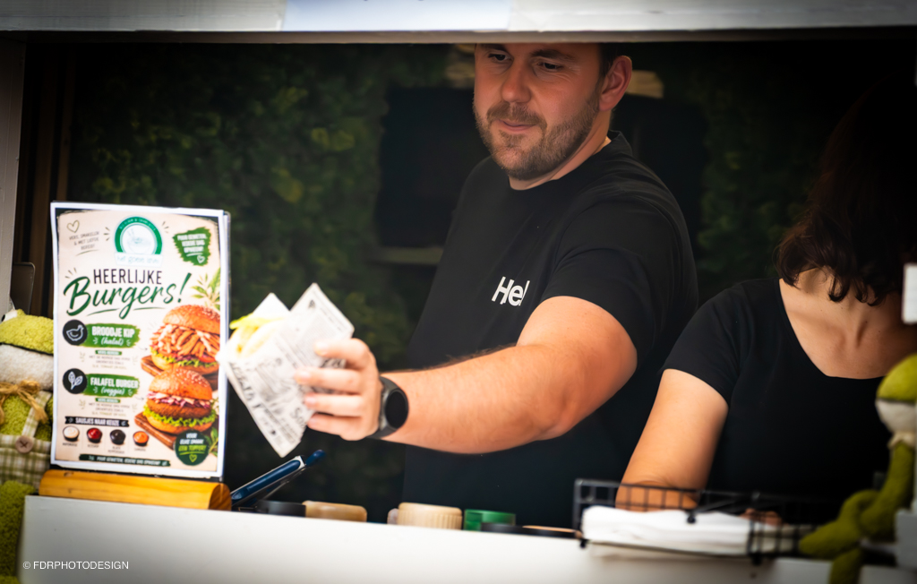 Burgers worden bereid in de foodtruck van Het Goeie Leven